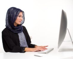 コンピューターをうるアラビア人女性